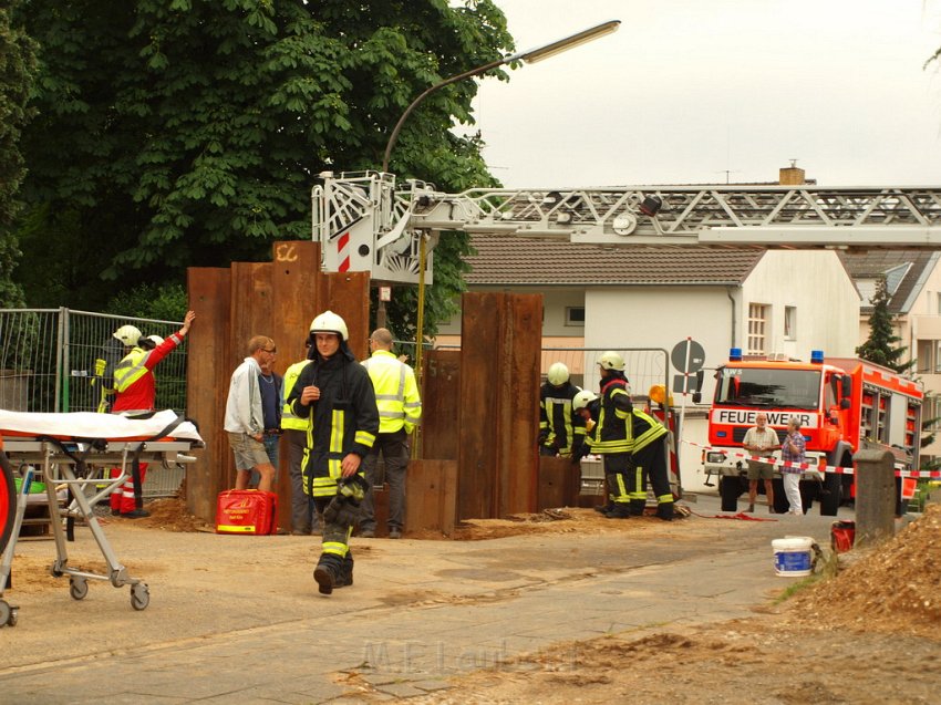 Hilfe Person in Baugrube gestuerzt Koeln Brueck Koenigsforststr P059.JPG
